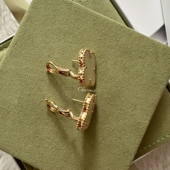 BNew✨ Van Cleef & Arpels MAGIC Alhambra 18K Yellow Gold Mother Pearl Earrings - Picture 4 of 8